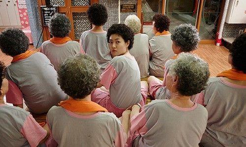 一位老人正在駕駛汽車，通過駕照退還來強調對於大眾交通運輸系統使用的鼓勵。